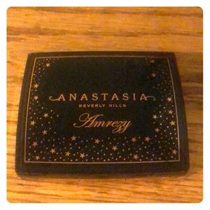 Anastasia Beverly Hill “Amrezy” highlighter